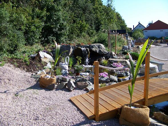 Kunststoffe Garten - Wasserfall mit Bachlauf zum Schwimmteich